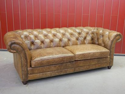 TRAVAIL MODERNE DANS LE GOUT CHESTERFIELD
Large...