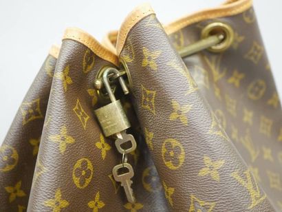 LOUIS VUITTON - Très grand sac de voyage...