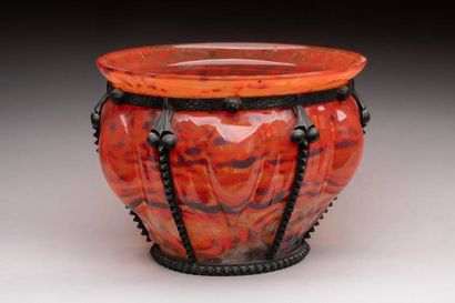 Dans le goût de DAUM et MAJORELLE
Vase en...