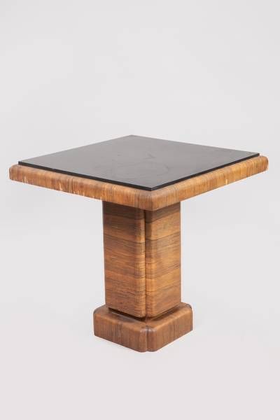 TRAVAIL DES ANNÉES 1930
Table d'appoint moderniste...