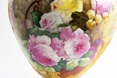 Grand vase sur piédouche en porcelaine à...
