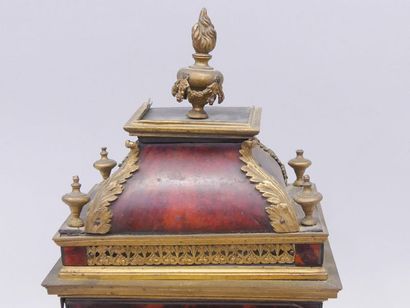 Pendule religieuse en placage d'écaille rouge,...