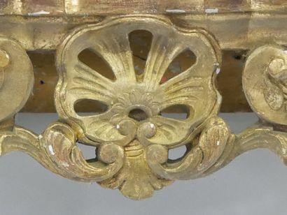 Console en bois doré à façade en arbalète....