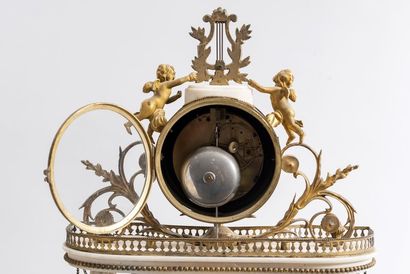 Pendule portique en marbre et bronze reposant...
