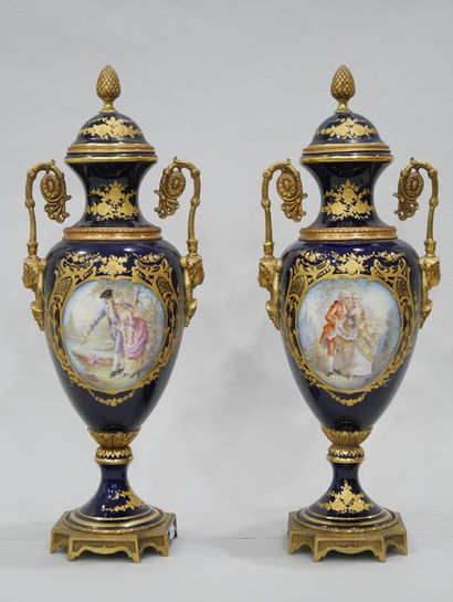 Paire de vases couverts en porcelaine à fond...