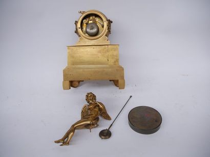 Pendule en bronze ciselé et doré représentant...