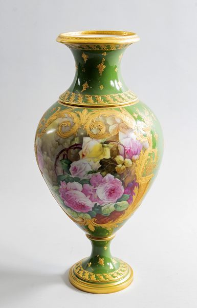 Grand vase sur piédouche en porcelaine à...