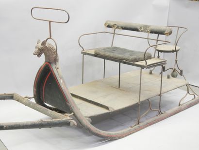 Rare troïka à 2 places en bois sculpté et...