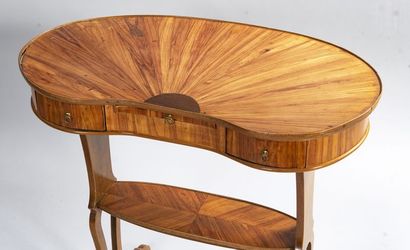 Table rognon et bois de placage et marqueterie....