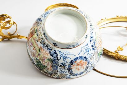 Coupe sur piédouche en porcelaine à décor...