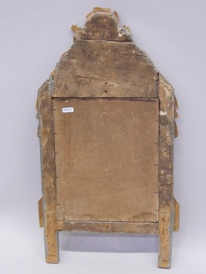 Dans un encadrement en bois doré, un miroir,...
