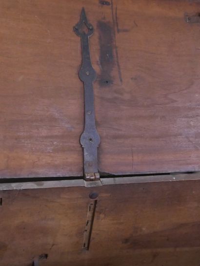 Cassone en noyer ouvrant à un couvercle (voilé),...
