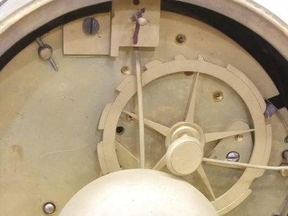Pendule portique en marbre, bronze et médaillons...