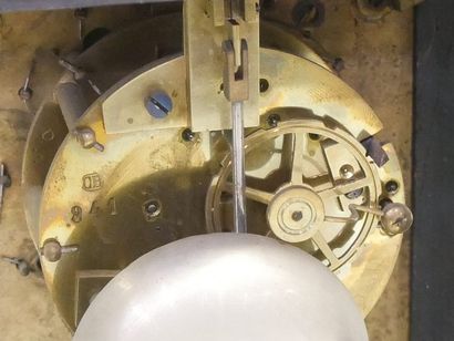 Pendule religieuse en placage d'écaille rouge,...