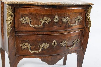 Commode en placage de bois de rose et palissandre...