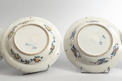 4 plats à décor de personnages et de fleurs...