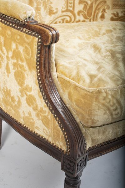Walnut gondola bergère resting on 4 short,...
