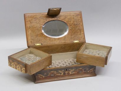 Coffret à bijoux en bois de placage et marqueterie...