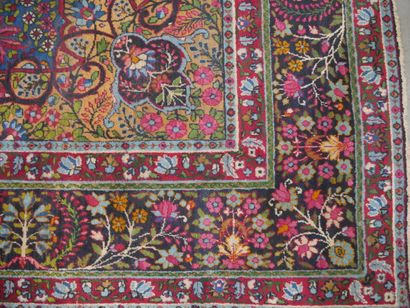 Grand tapis en laine et coton à décor géométrique...