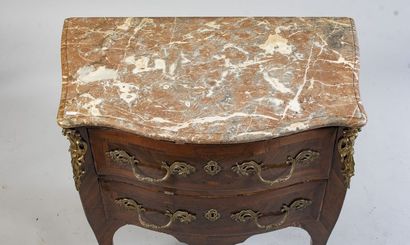 Commode en placage de bois de rose et palissandre...