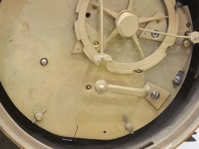 Pendule portique en marbre, bronze et médaillons...
