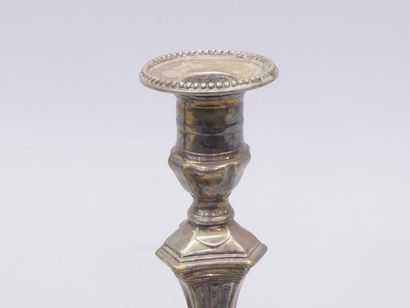 Paire de bougeoirs en laiton. XIXe siècle
haut...