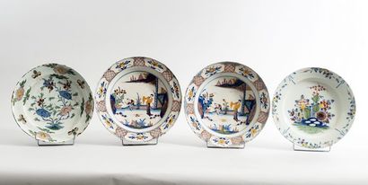 4 plats à décor de personnages et de fleurs...