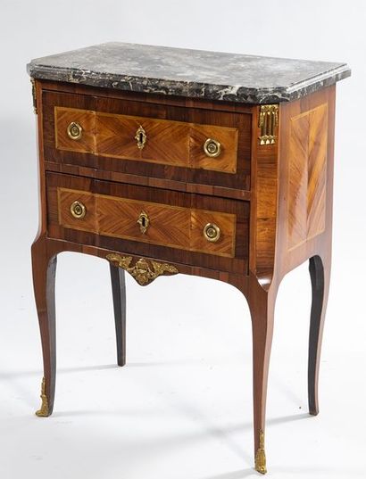 Petite commode à ressaut central en placage...