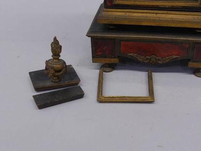 Pendule religieuse en placage d'écaille rouge,...