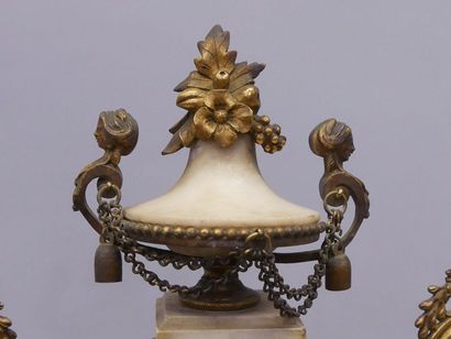 Pendule portique en marbre, bronze et médaillons...