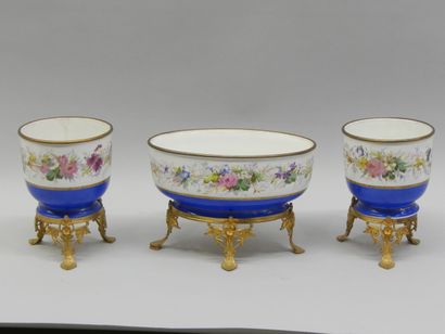 Garniture de 3 pièces à décor floral en porcelaine...