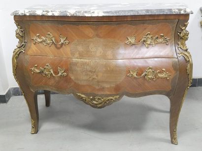 Commode à façade et côtés galbés en bois...