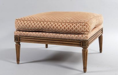 Tabouret en bois naturel reposant sur 4 pieds...