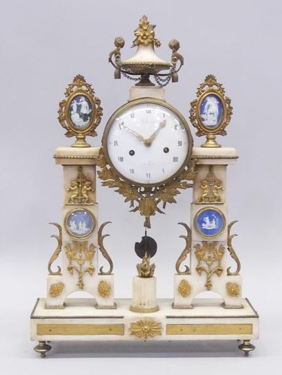Pendule portique en marbre, bronze et médaillons...