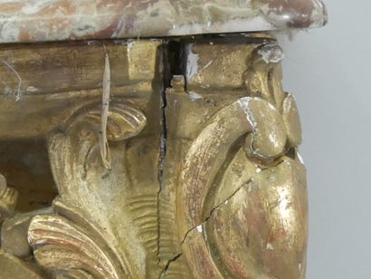 Console en bois doré à façade en arbalète....