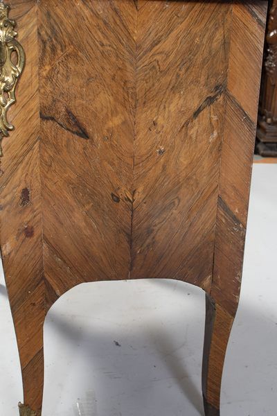Commode en placage de bois de rose et palissandre...