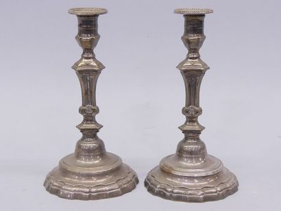 Paire de bougeoirs en laiton. XIXe siècle
haut...