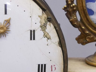 Pendule portique en marbre, bronze et médaillons...