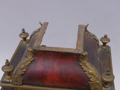 Pendule religieuse en placage d'écaille rouge,...