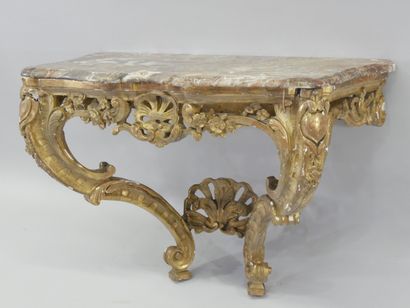 Console en bois doré à façade en arbalète....