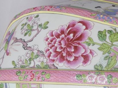 Pair of covered porcelain vases in the famille...
