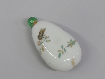 Tabatière oblongue en porcelaine ornée d'un...