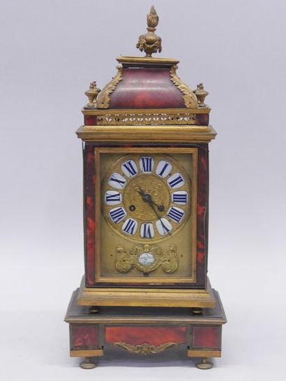 Pendule religieuse en placage d'écaille rouge,...