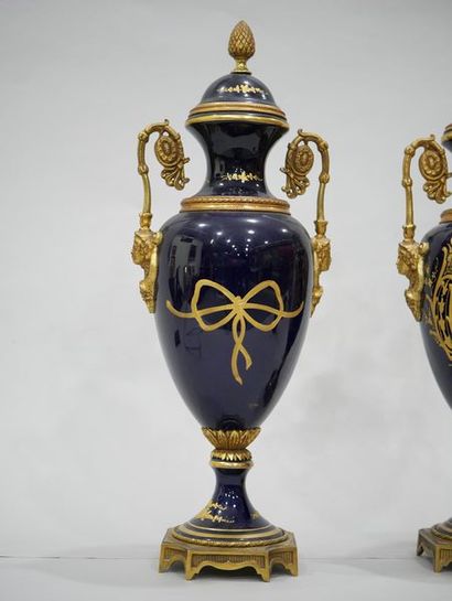 Paire de vases couverts en porcelaine à fond...