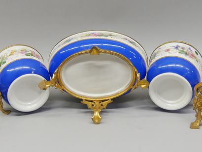 Garniture de 3 pièces à décor floral en porcelaine...