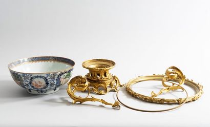 Coupe sur piédouche en porcelaine à décor...