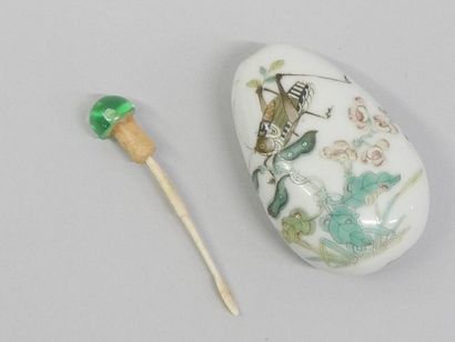 Tabatière oblongue en porcelaine ornée d'un...