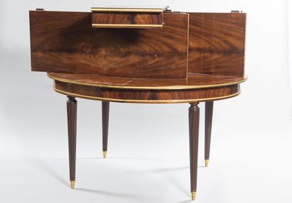 Table ovale à bandeau et trois allonges en...