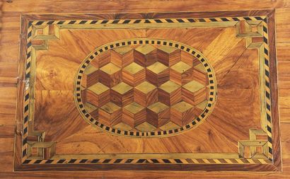 Table de salon en bois de placage et marqueterie...
