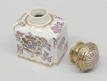 Flacon quadrangulaire en porcelaine à décor...
